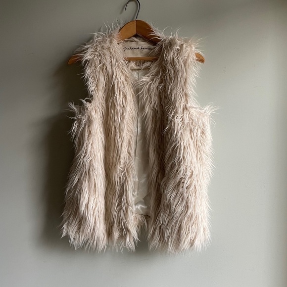 Graham & Spencer Jackets & Blazers - Graham & Spencer Cream Faux Fur Fluffy Vest Size Medium US 6 Chic Vest